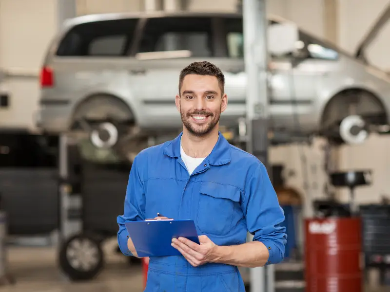 Tecnico dell'Officina Rotolo Automobili con lista dei controlli da effettuare sull'auto.